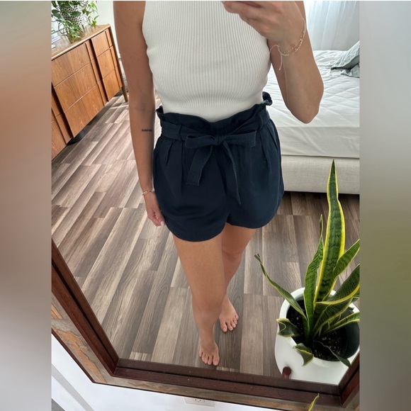 FRAME Belted Paperbag Linen-Blend Pocket Shorts - Picture 4 of 11